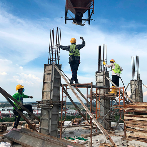 Equipe trabalhando em infraestrutura de obra